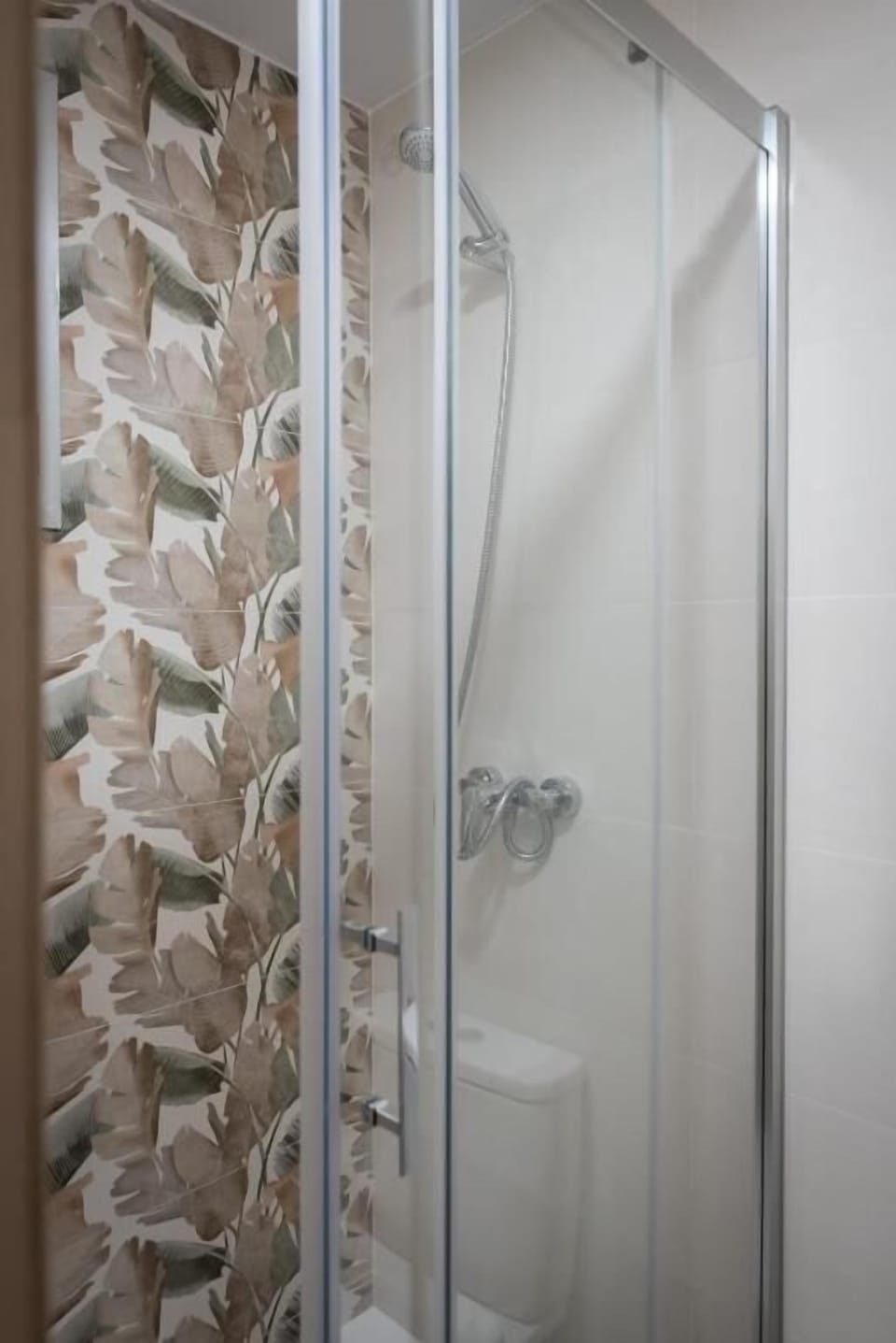 Room with 2 single beds Interior | Bathroom | Combined shower/tub, free toiletries, towels