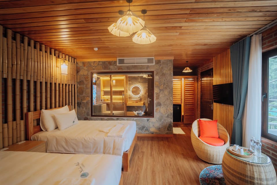 Luxury Room | Minibar, desk, WiFi (free), bed sheets