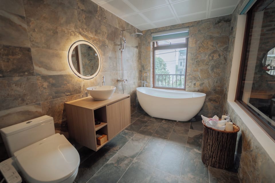 Deluxe Triple Room | Bathroom | Free toiletries, hair dryer, slippers, towels