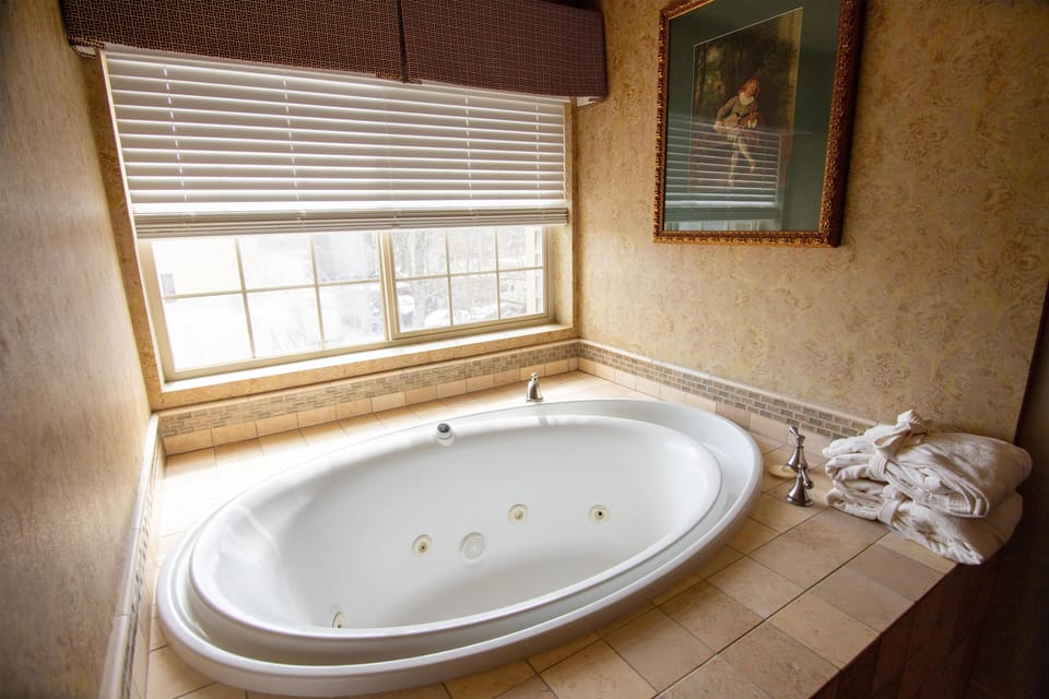 Suite, 1 King Bed, Non Smoking, Balcony | Iron/ironing board, free WiFi, bed sheets