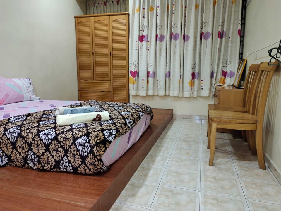 Double Room, Shared Bathroom | Bed sheets