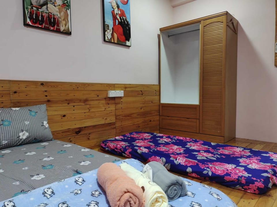 Double Room, Shared Bathroom | Bed sheets