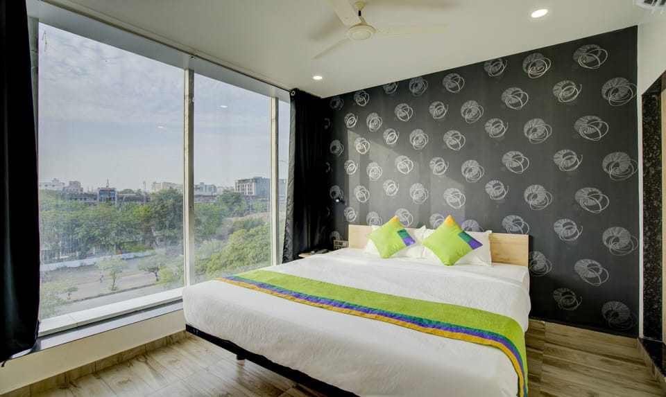 Standard Room | Desk, soundproofing