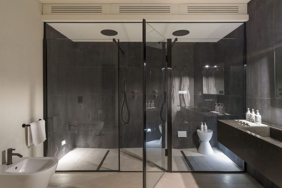 Luxury Studio Suite | Bathroom | Separate tub and shower, rainfall showerhead, free toiletries