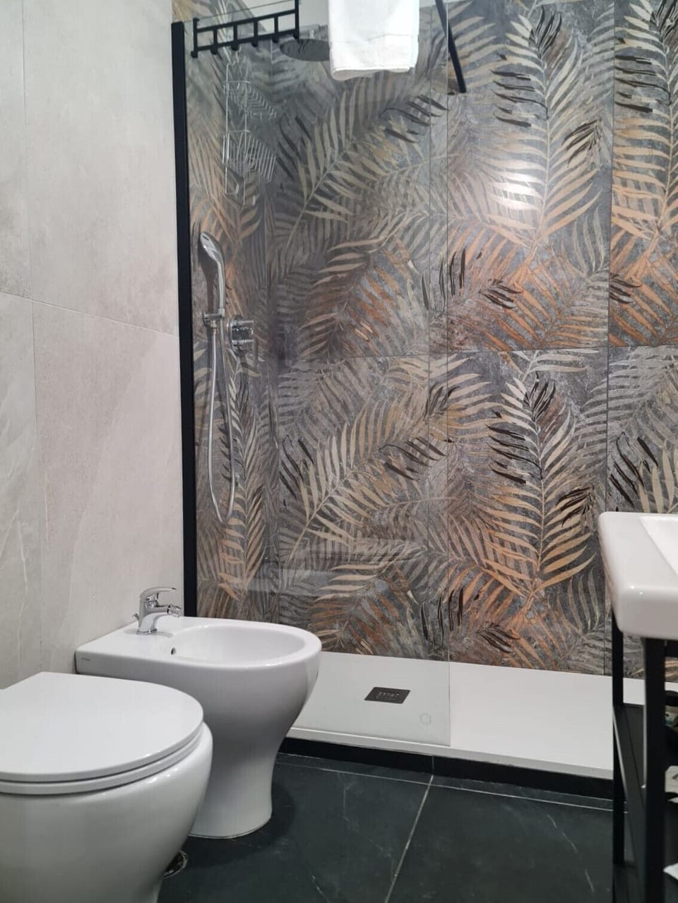 Deluxe Room | Bathroom | Shower, rainfall showerhead, free toiletries, hair dryer