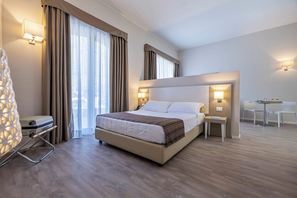 Family Room, Mountain View | Down comforters, in-room safe, desk, soundproofing