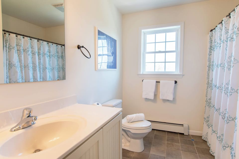 2nd Floor Full Bathroom w/ Shower/Tub combo