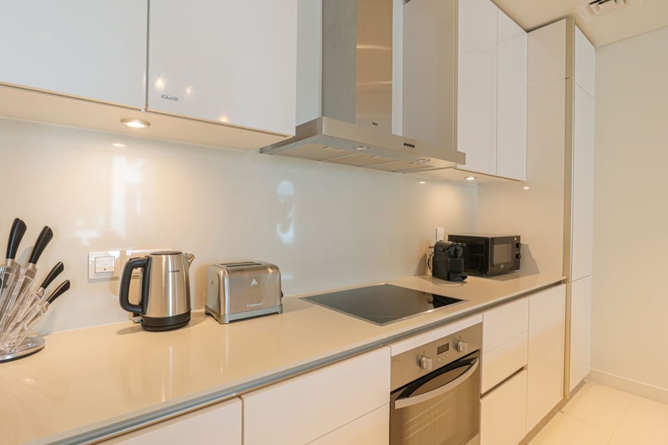 Deluxe Apartment | Private kitchen | Fridge, microwave, oven, stovetop