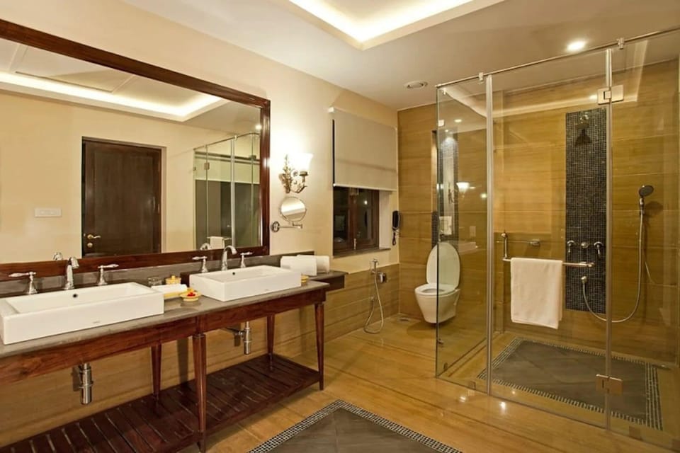 Majestic Suite Room | Bathroom | Shower, rainfall showerhead, slippers, soap