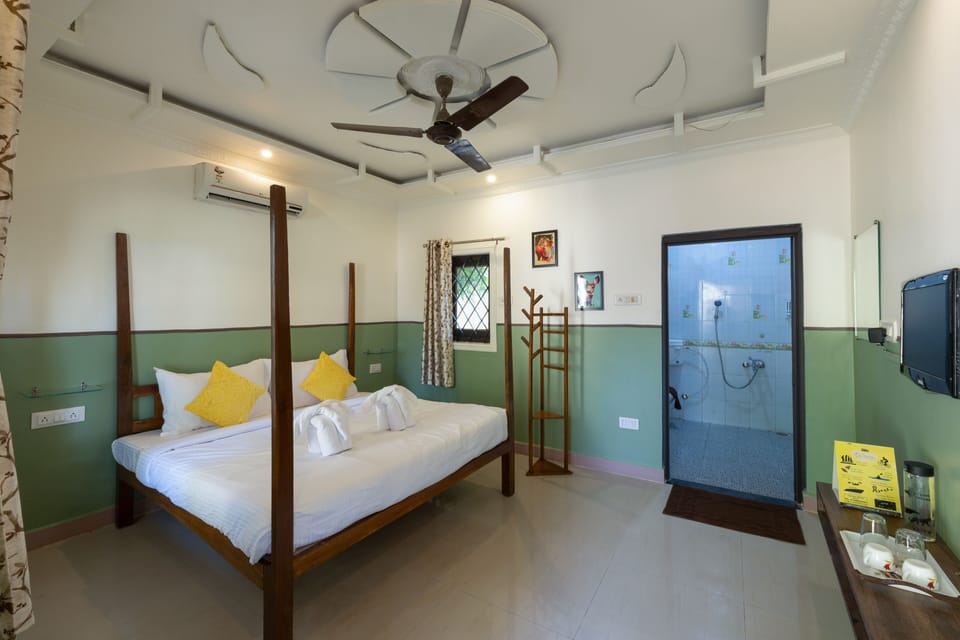 Deluxe Double Room | Individually furnished, bed sheets