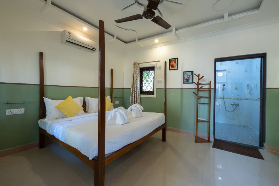Deluxe Double Room | Individually furnished, bed sheets