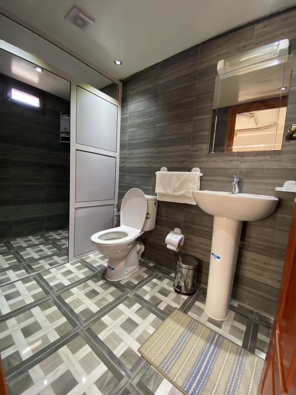Junior Double Room | Bathroom | Shower, rainfall showerhead, hair dryer (on request), towels