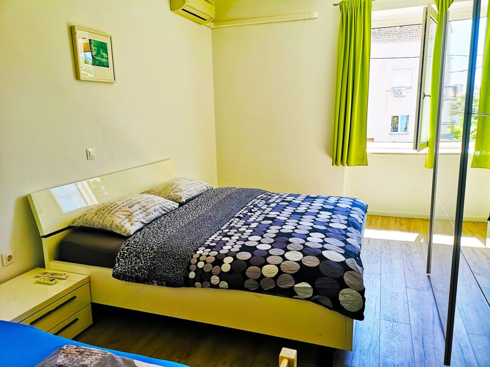 Room, 1 Queen Bed, Non Smoking, Shared Bathroom | Laptop workspace, WiFi (free), bed sheets