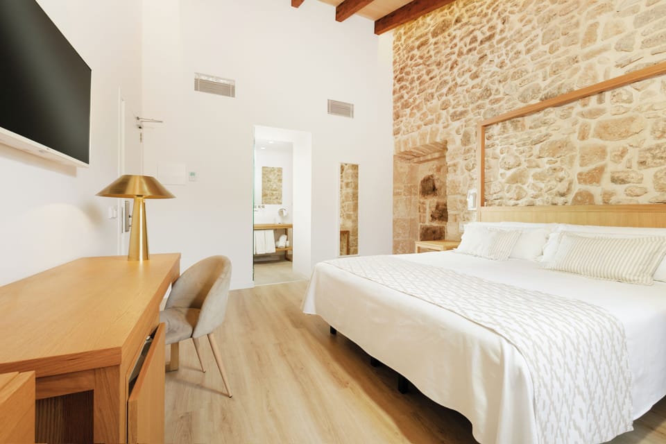Deluxe Room | Egyptian cotton sheets, premium bedding, minibar, in-room safe