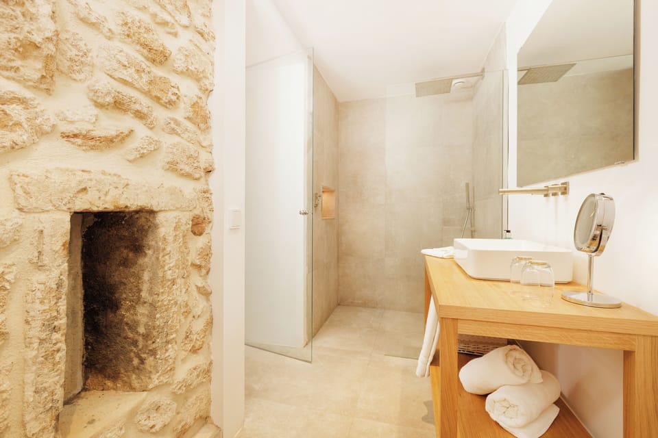 Deluxe Room | Bathroom | Shower, rainfall showerhead, hair dryer, slippers