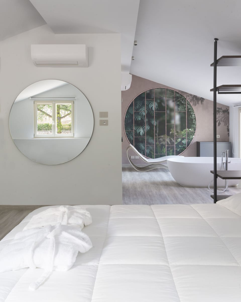 Luxury Studio Suite | Minibar, desk, laptop workspace, free WiFi