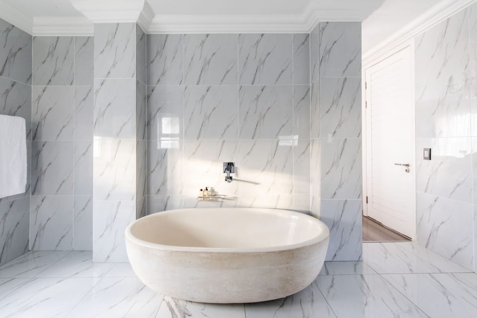Luxury Room | Bathroom | Free toiletries, soap, shampoo, toilet paper