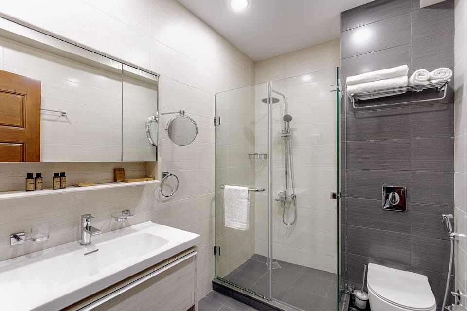 Shower, rainfall showerhead, free toiletries, hair dryer