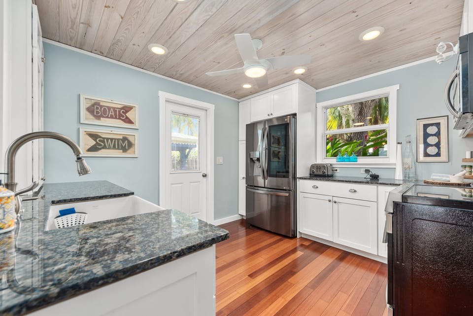 Fully equipped kitchen with newer appliances (water view from the sink)