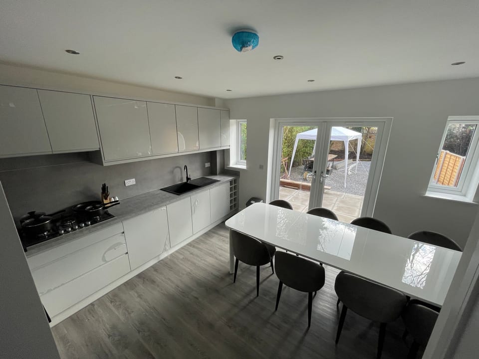 House, 4 Bedrooms | Private kitchenette | Fridge, microwave, oven, electric kettle