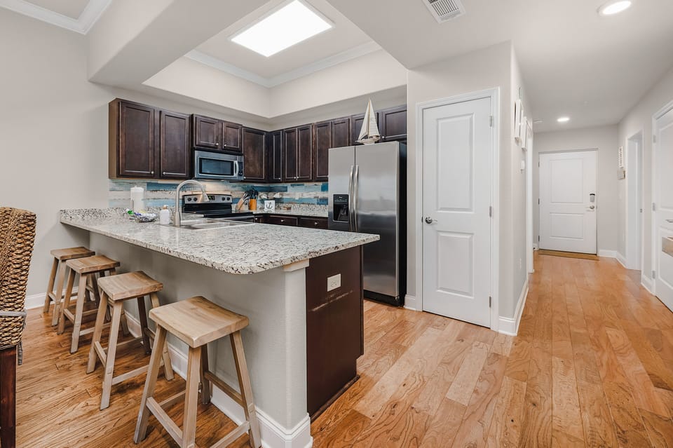 Fully equipped kitchen with seating for 4