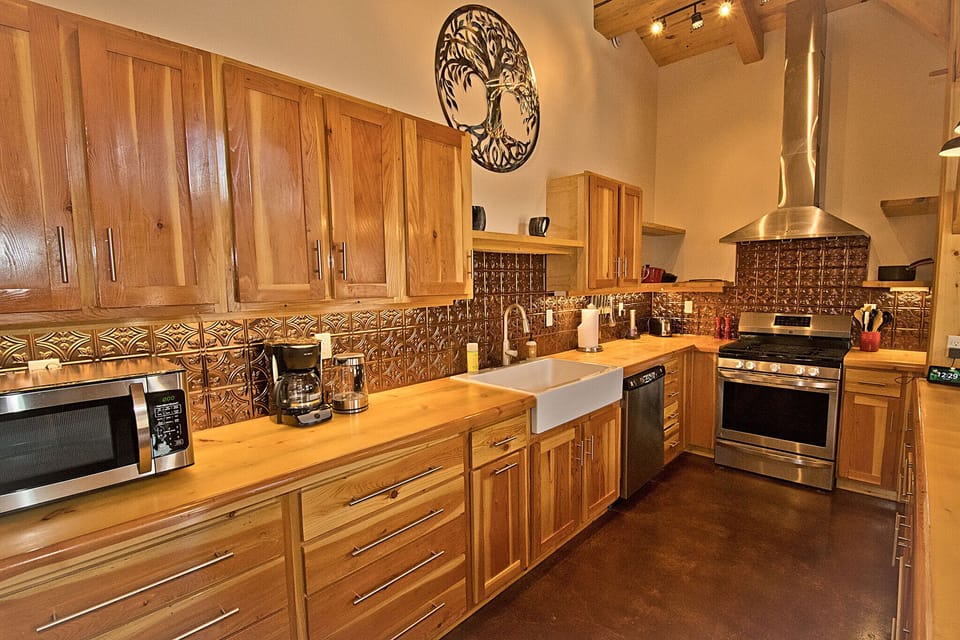 Huge Open Kitchen for Cooking and Entertaining Family and Friends (1)
