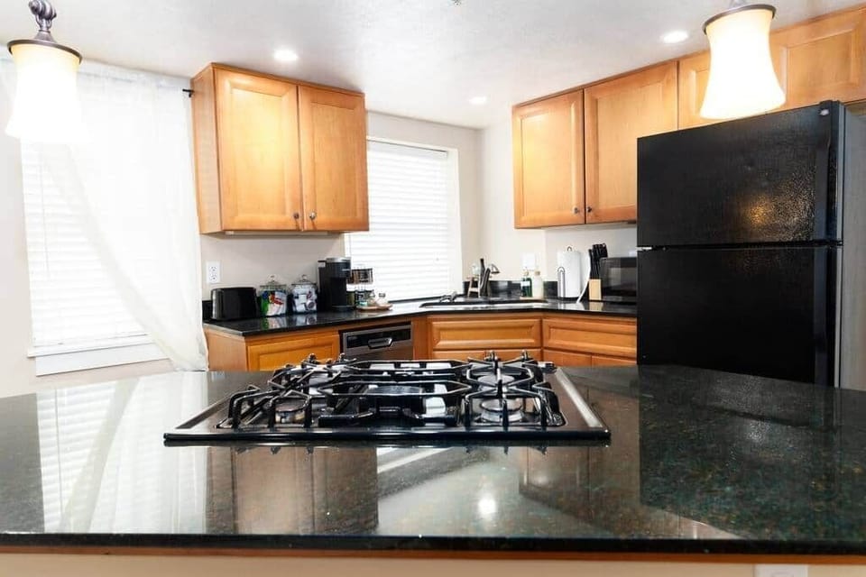Large kitchen w/ all cooking necessities provided