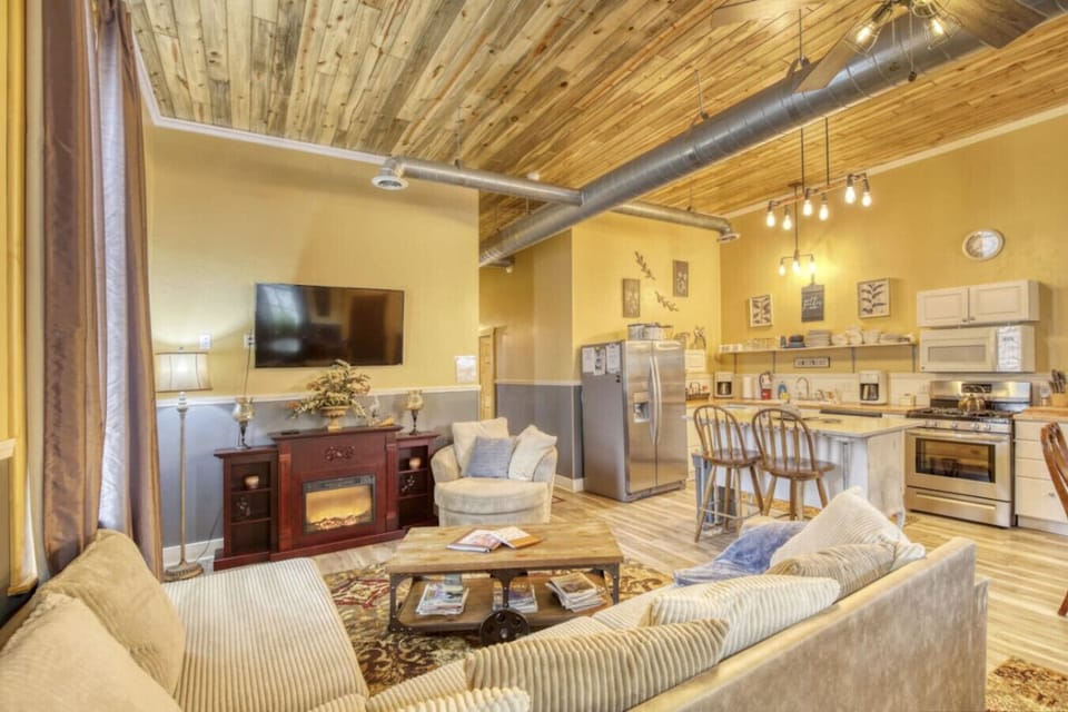 14` ceilings and open floor plan = LOTS of space
