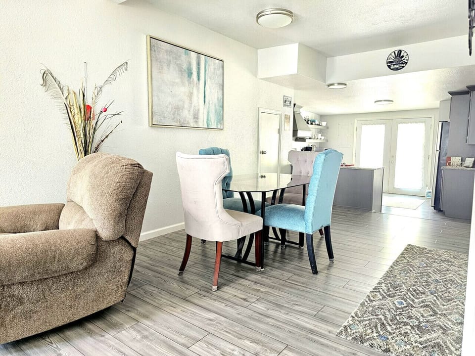 Dining room- Open Concept, Bright