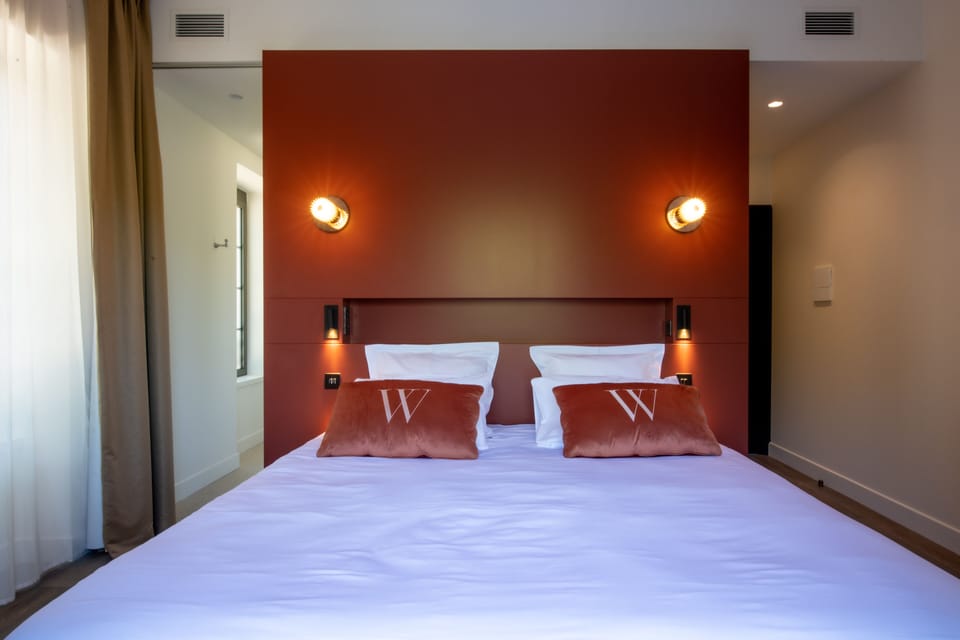 Signature Double Room | Minibar, in-room safe, soundproofing, iron/ironing board