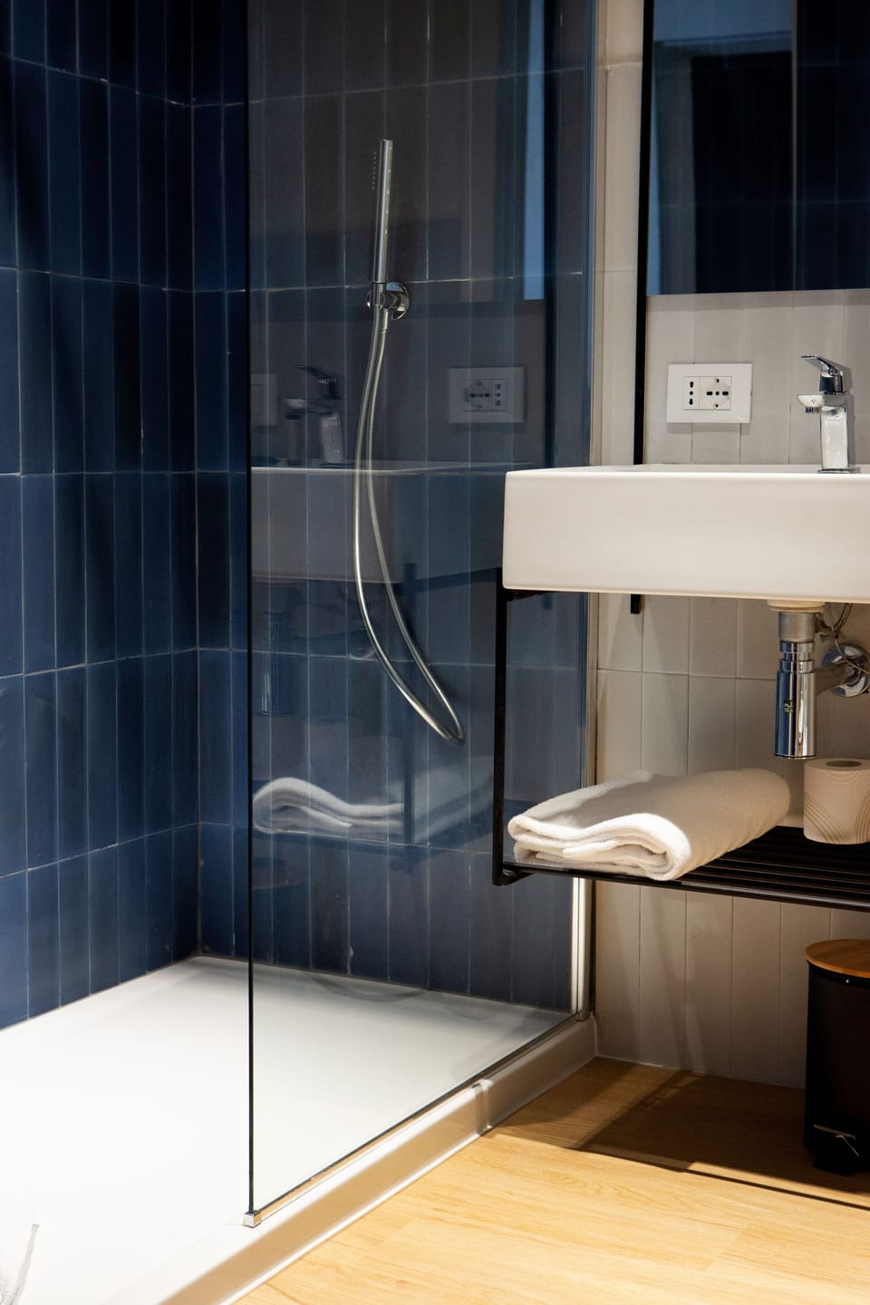 Shower, rainfall showerhead, free toiletries, hair dryer