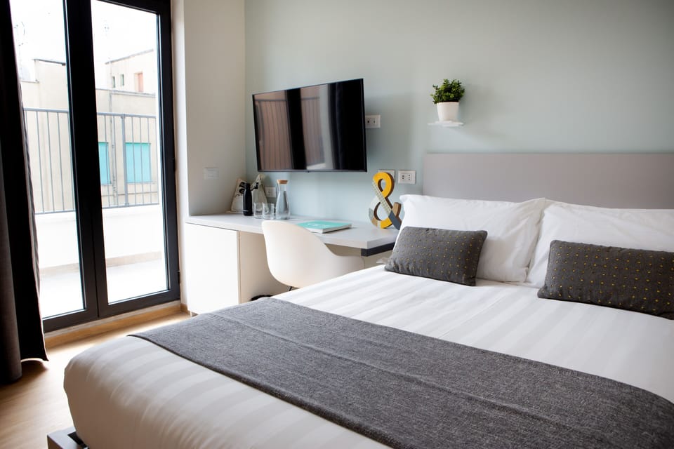 Comfort Room, 1 Double Bed | Down comforters, pillowtop beds, minibar, in-room safe