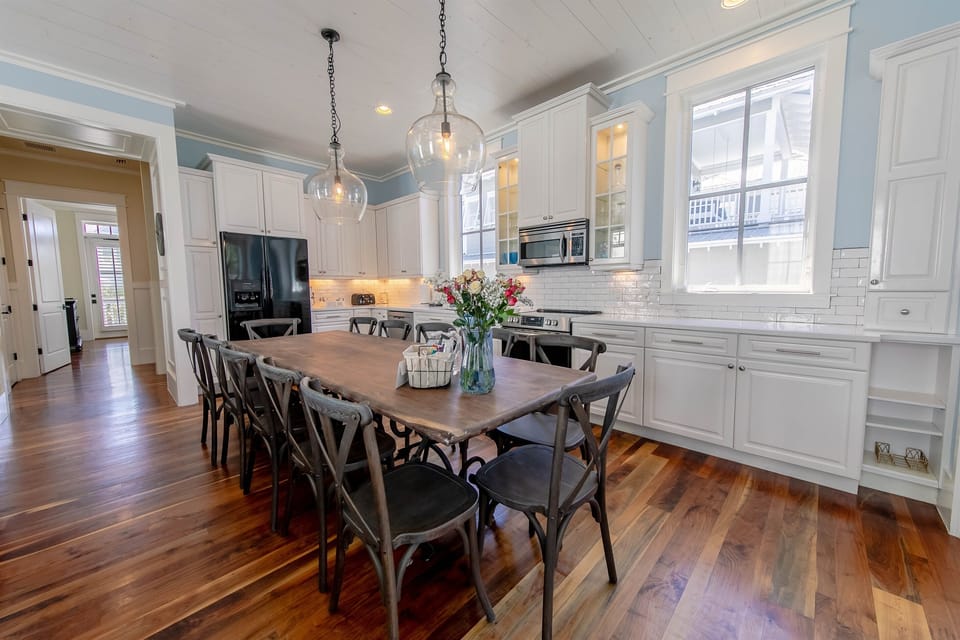 🍽️ Gather around! Our dining room offers plenty of seating for everyone to enjoy.