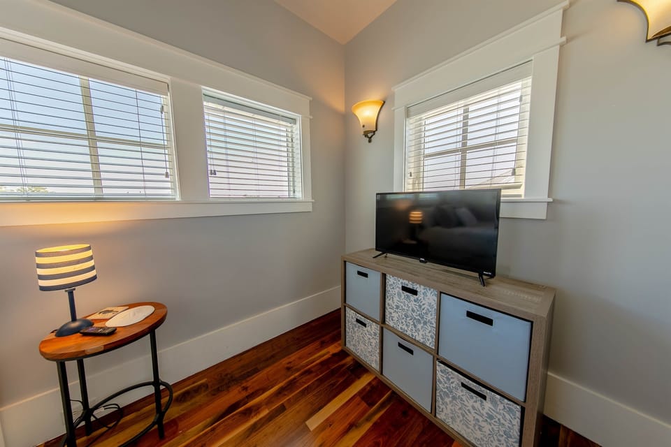 📺 Every bedroom is equipped with a Smart TV for your entertainment and convenience.