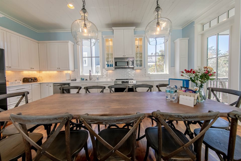 🍳 Cook in comfort with this fully stocked kitchen, ready for all your culinary adventures. 🌿✨