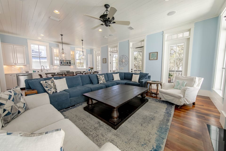 🛋️ Spacious and inviting living room, perfect for quality family time and cozy gatherings.