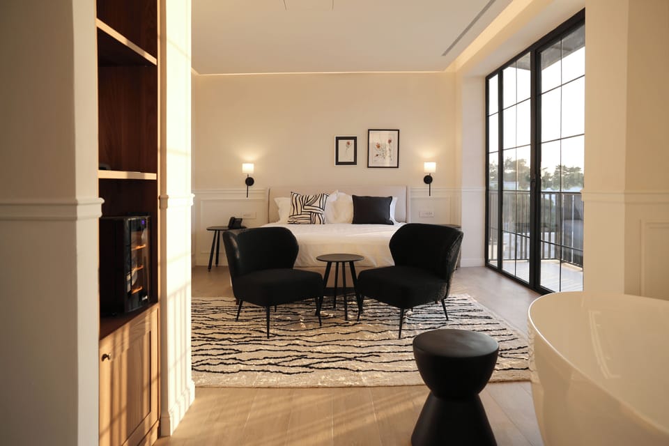 Superior Suite, 1 Queen Bed, Bathtub, Pool View | Minibar, soundproofing, free WiFi, bed sheets