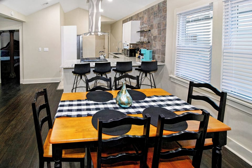 Dining table with seating for 6 and the bar has seating for 4