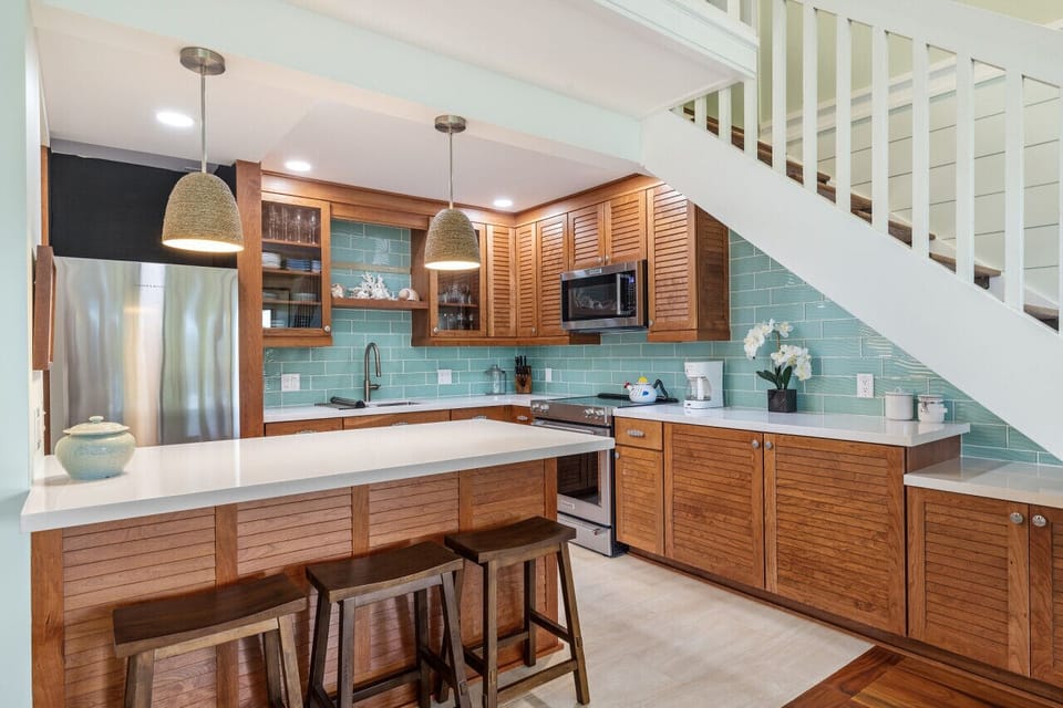 Warm, open kitchen & dining setup ready for easy gatherings.