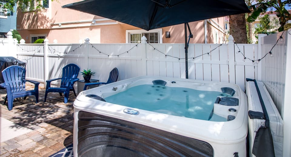 Jacuzzi and Private Back porch w/grill