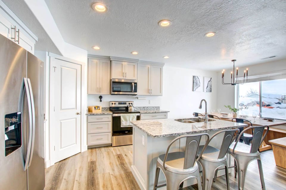 Kitchen | 1st Floor | Crockpot | Dishware & Flatware
