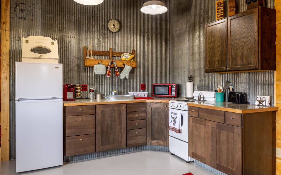 Full kitchen (no dishwasher)