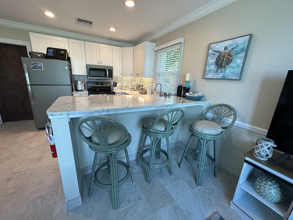 Enjoy casual dinning in the condo - Great space to enjoy a drink and guests

