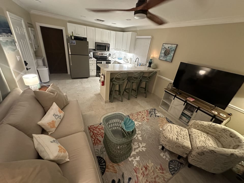Cozy condo - Lounge and large island plus smart 65inch TV for the evenings 