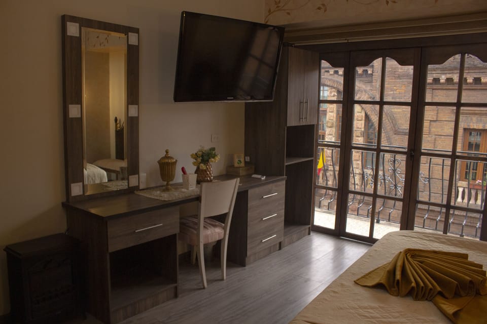 Laptop workspace, blackout drapes, soundproofing, WiFi (free)