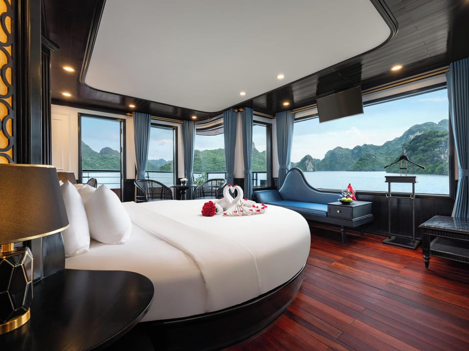 Honeymoon Cabin | Minibar, in-room safe, desk, soundproofing