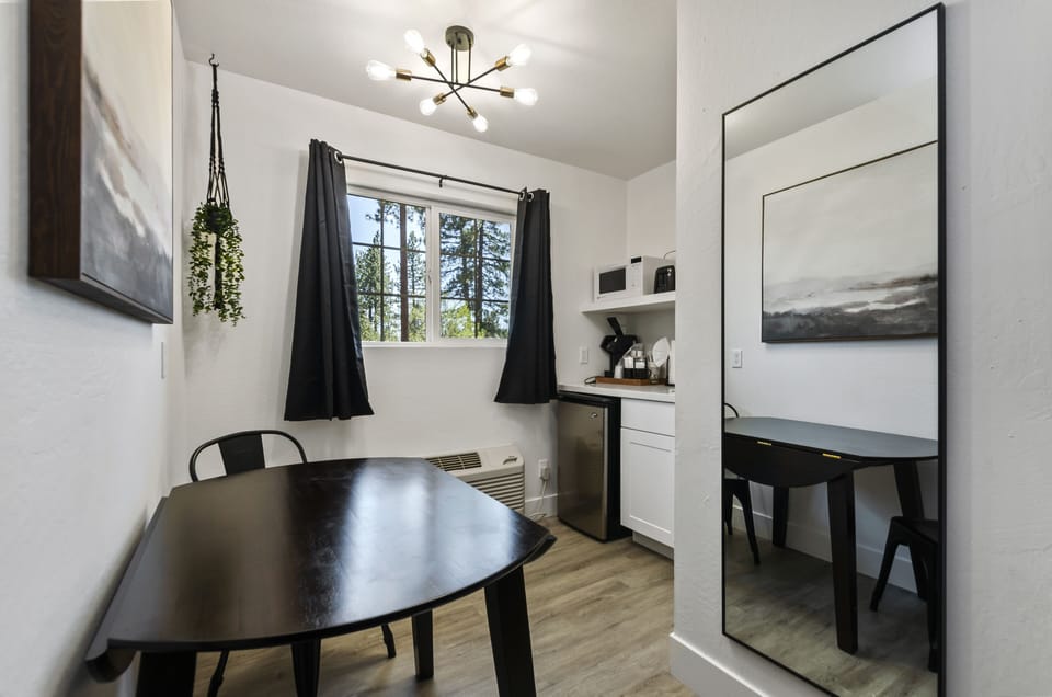 Signature Room, 1 King Bed (Wet Bar) | Laptop workspace, iron/ironing board, free WiFi, bed sheets