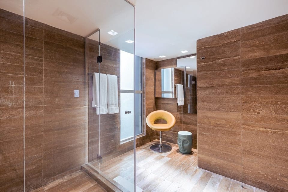 Shower, eco-friendly toiletries, towels