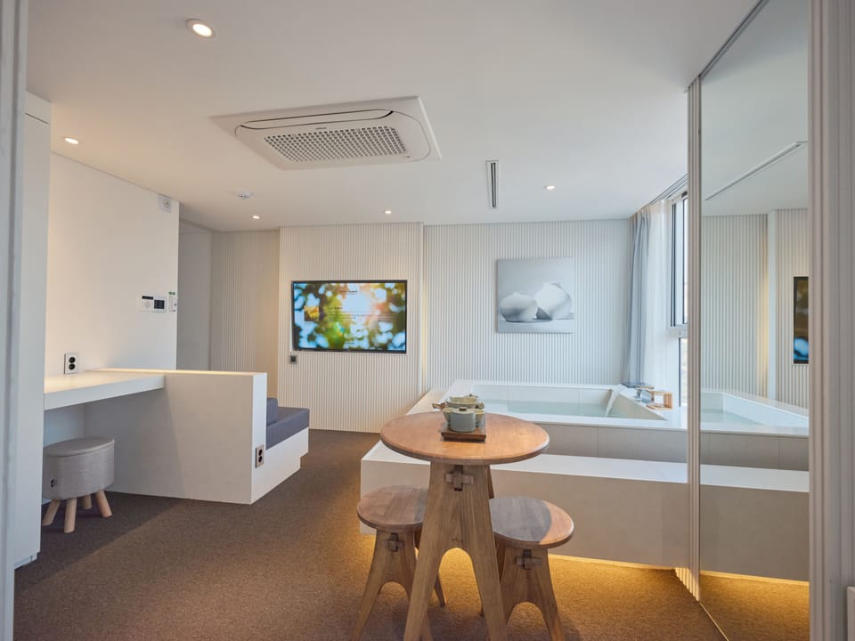 Double Private Spa (Run of House) | Desk, free WiFi, bed sheets