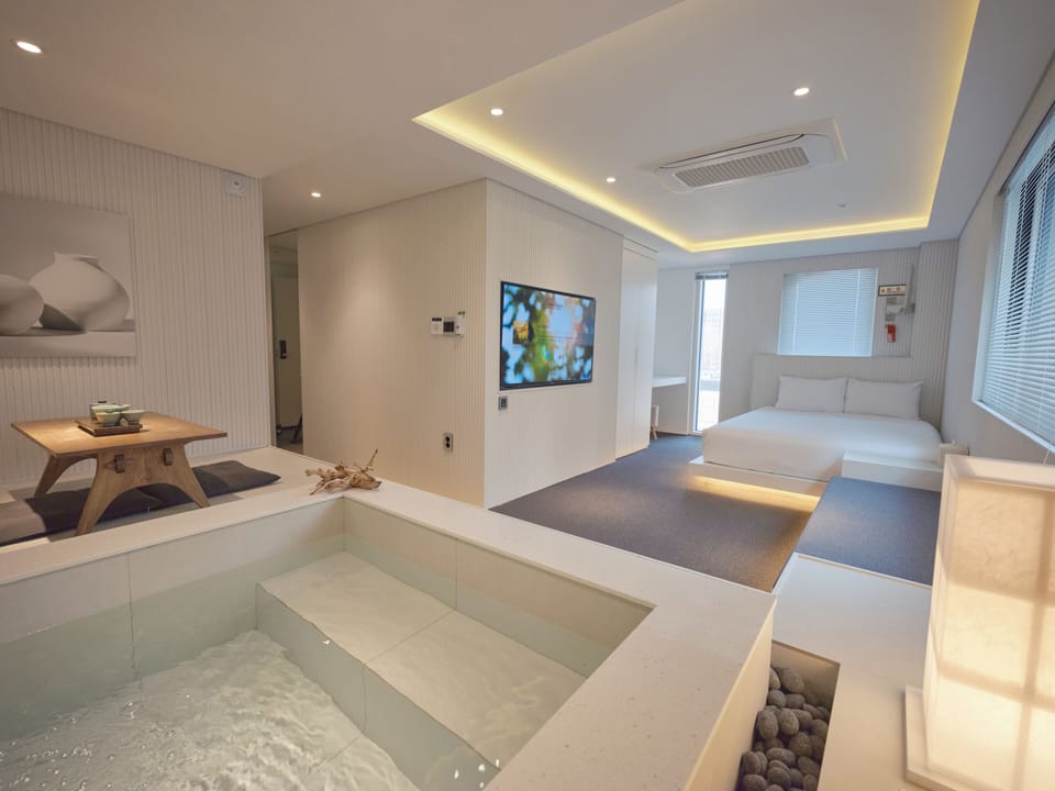 Double Private Spa (Run of House) | Desk, free WiFi, bed sheets